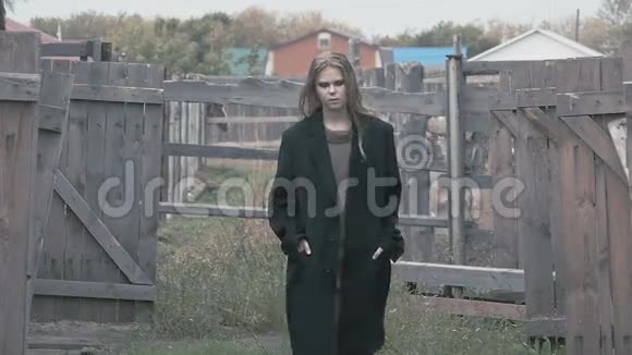 漂亮的女模特在农场的背景下穿着时髦的衣服视频的预览图