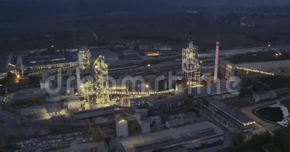 工业工厂在晚上视频的预览图
