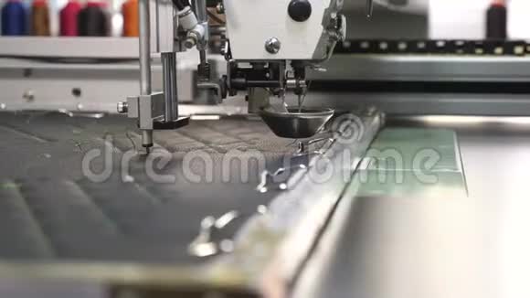 机器人在裁剪生产线上工作机器人缝纫机带有红色的自动机器刺绣图案视频的预览图