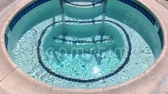 提供室外按摩浴缸和水疗中心的新鲜蓝水视频的预览图