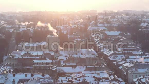 城市屋顶房屋街冬季日落视频的预览图