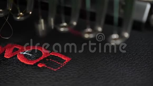 一种自动机器刺绣图案黑色布上有红色的线机器人缝纫机自动缝纫视频的预览图