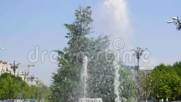 城市喷泉中的水滴在水面上缓慢流动视频的预览图