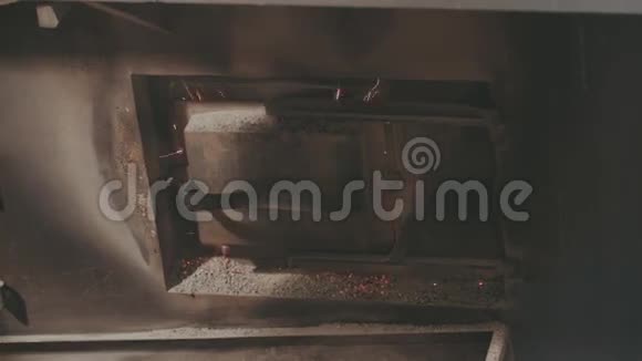 厂房锅炉房特写烧毁视频的预览图