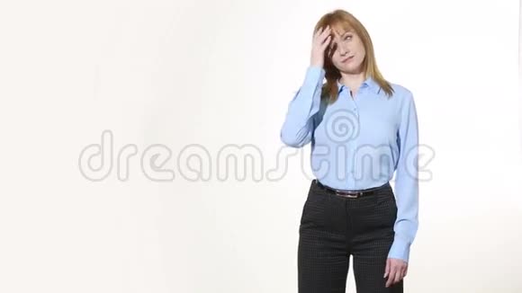 女孩直发女人诱惑的手势预告穿裤子的女孩和笨蛋孤立于白色背景视频的预览图