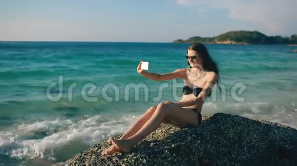 海滩美女用手机自拍微笑享受度假旅游生活视频的预览图