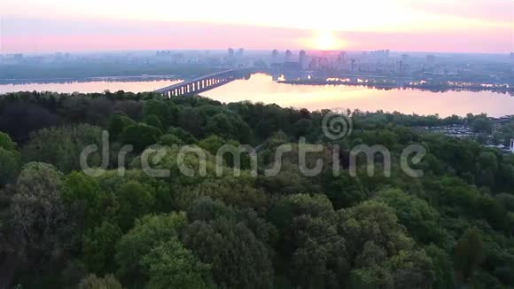基辅植物园爱奥尼亚修道院紫丁香鸟瞰视频的预览图