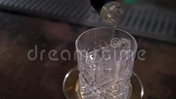 把威士忌鸡尾酒倒入玻璃杯里关上酒精倒灌视频的预览图
