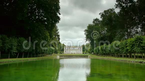 法国城堡花园的水镜视频的预览图