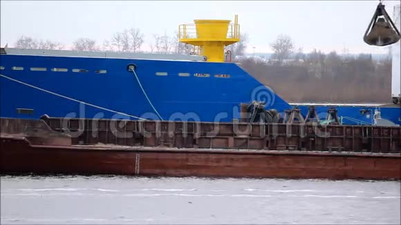 从驳船到运输船在水上装载煤炭视频的预览图