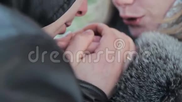 男友温暖双手甜心冻在视频的预览图
