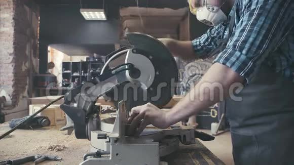 特写木工车间的面板锯电动夹具锯锯视频的预览图