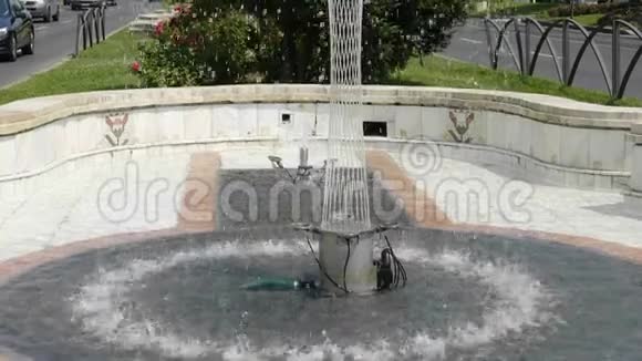 来自城市喷泉的水滴溅在水面上慢动作视频的预览图