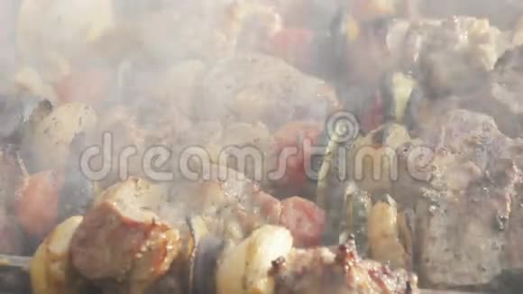 烧烤时用煤块上的蔬菜搭配美味的烤肉视频的预览图