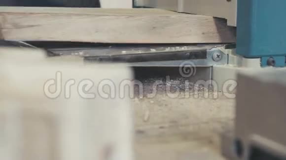 特写木工车间的面板锯电动圆锯视频的预览图