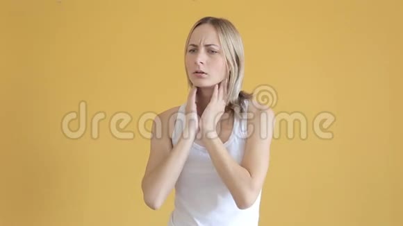 年轻女子喉咙痛视频的预览图