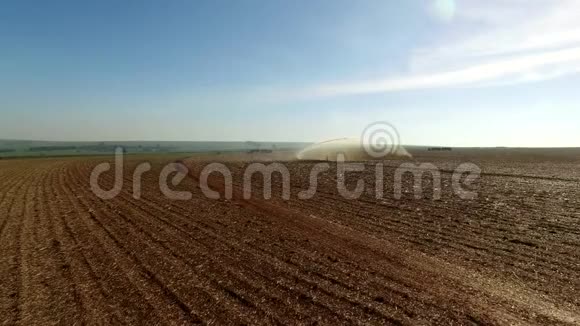 拖拉机开槽和堆肥土壤准备地面到甘蔗种植园空中景观巴西晴天视频的预览图
