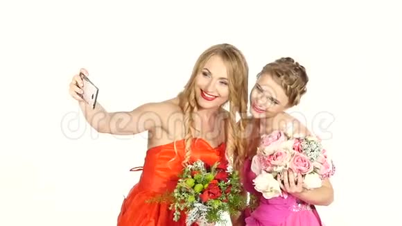两个漂亮的女孩穿着华丽的衣服视频的预览图