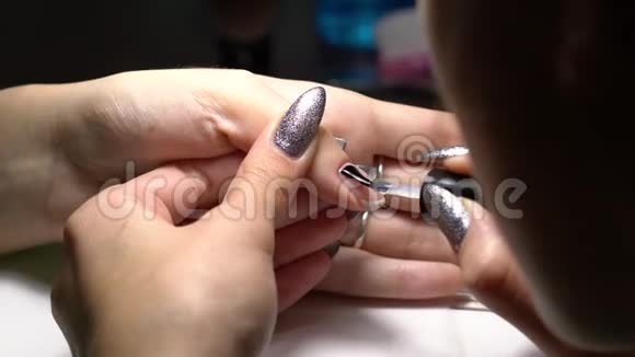 女孩美甲师抛光指甲做法式指甲视频的预览图