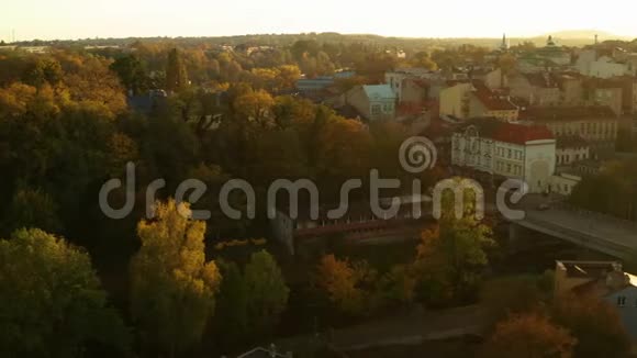 日出秋色的历史名城视频的预览图