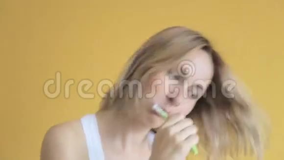 穿着浴袍的年轻美女刷牙视频的预览图