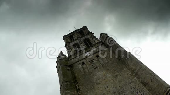 一座古老的法国教堂塔时间流逝视频的预览图