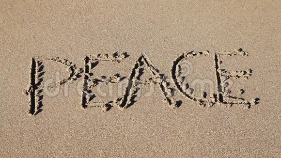 和平这个词在沙滩上画出来视频的预览图