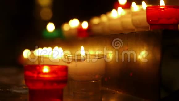 圣玛丽马德兰教堂的照明蜡烛视频的预览图