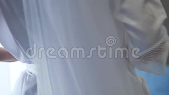 新娘在酒店房间穿婚纱视频的预览图