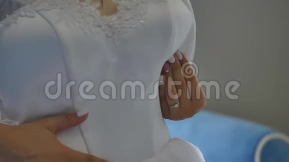 新娘在酒店房间穿婚纱视频的预览图