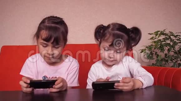 小女孩玩手机视频的预览图