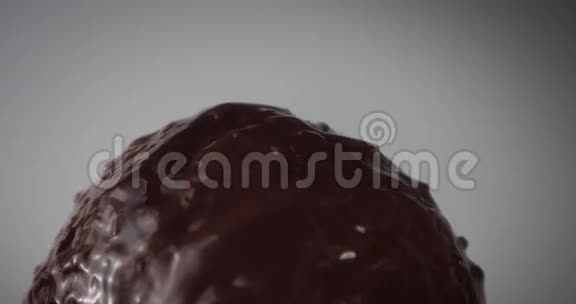 巧克力球被液体系统和可可粉覆盖视频的预览图