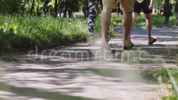 男子朋友的脚因为他们走过城市公园享受阳光明媚的一天慢动作1920x1080视频的预览图