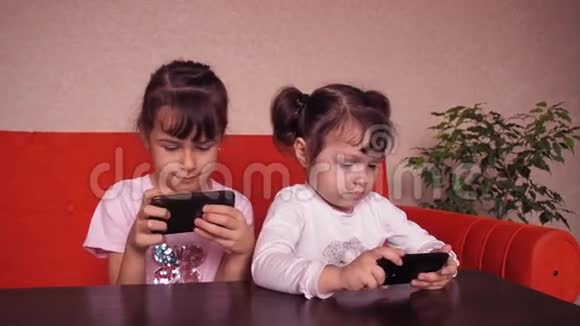 小女孩玩手机视频的预览图