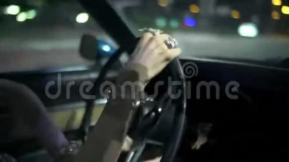 开着小车的女人手上拿着闪闪发光的珠宝视频的预览图