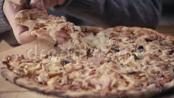 把意大利披萨的奶酪贴起来手拿送货食品玛格丽特视频的预览图