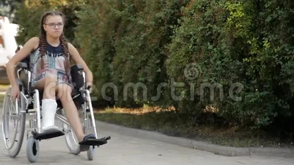 一个在轮椅上摔断腿的女孩视频的预览图