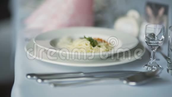 精美装饰的餐桌用于浪漫的晚餐视频的预览图