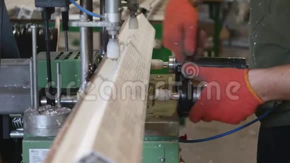 通过塑料型材内部自攻螺钉固定金属骨架PVC窗户生产技术视频的预览图