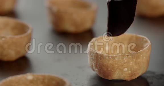 空的小馅饼和一个糕点包里面装满了巧克力奶油视频的预览图