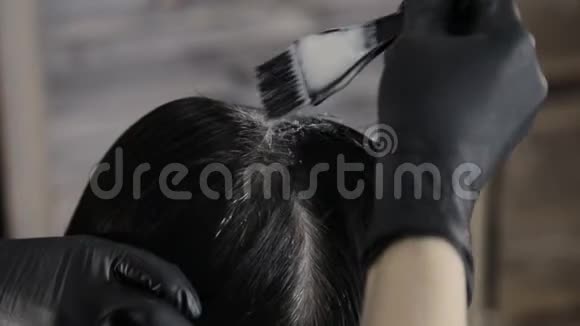 在美容院染发年轻女子坐在扶手椅上视频的预览图