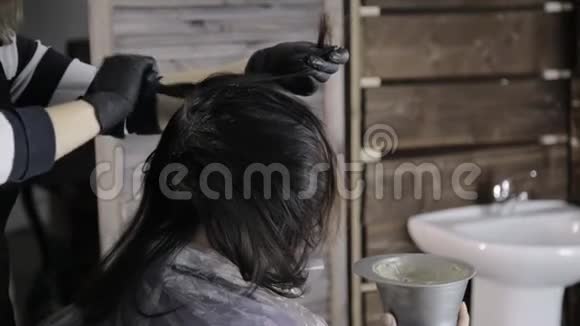 在美容院染发年轻女子坐在扶手椅上视频的预览图