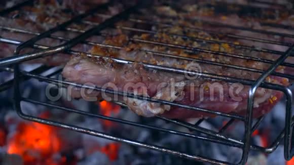 烤架上烤着的肉片视频的预览图