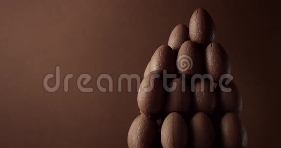 在蛋轴上滚动液体巧克力落在蛋轴上视频的预览图