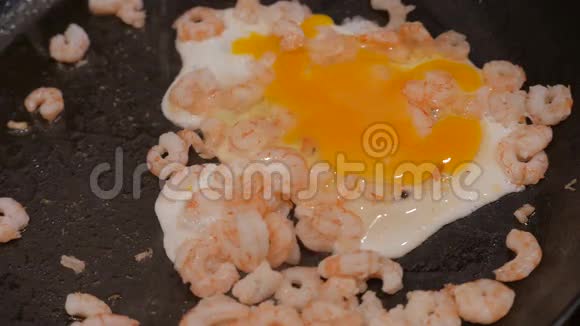 用油煎锅把煎好的虾子和鸡蛋放在一起4UHDK视频的预览图