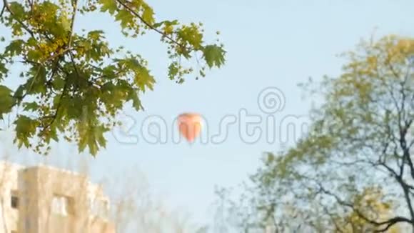 热气球飞越蓝天城市视频的预览图