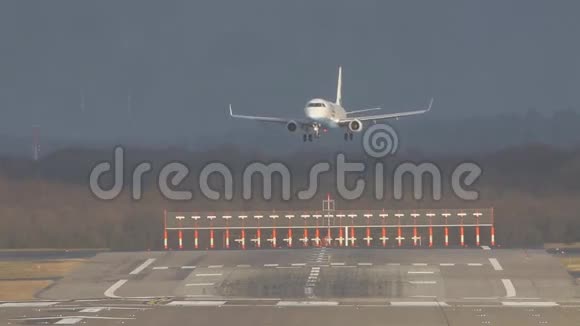 白色客机降落在机场跑道跑道上视频的预览图