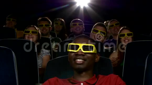 快乐的多民族年轻人看3D电影视频的预览图