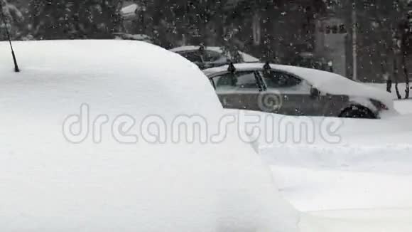 被雪覆盖的汽车视频的预览图