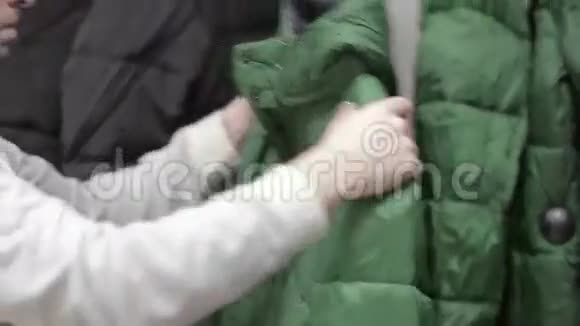 中年男子在商店里挑选一件保暖夹克视频的预览图